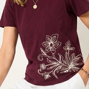 Camiseta de Mujer con Cuello Redondo y Bordado Floral Color Borgoña, Manga Corta, Corte Regular, Informal, 100% Algodón, Tejido de Punto, Diseño Personalizado - Product Image 2