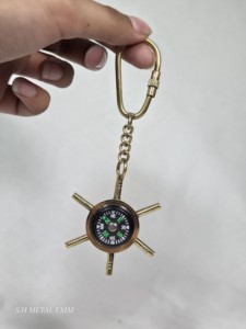Porte-clés vintage de luxe en laiton avec boussole et roue de bateau, cadeau nautique marin, accessoire de voyage, randonnée, extérieur - Product Image 2