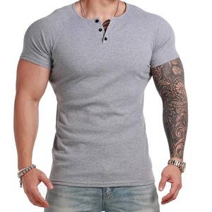 เสื้อยืดเฮนลีย์ชายแบบร่อง ทรงเข้ารูป สำหรับออกกำลังกาย ฟิตเนส เนื้อผ้าคอตตอนผสมสแปนเด็กซ์ แขนสั้น สวมใส่สบายๆ สำหรับออกกำลังกาย - Product Image 4