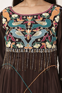 Vestido largo tradicional indio tejido para mujer, color marrón, con cuentas, lentejuelas, corte cut-dana y adornos de piedras, con dupatta de gasa. - Product Image 3