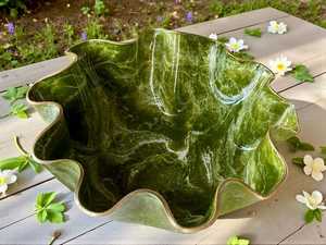 Cuenco grande de resina epoxi verde oliva con diseño de geoda, hecho a mano, decorativo, para servir. - Product Image 6