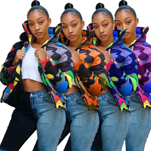 Veste matelassée à capuche imprimée camouflage colorée avec fermeture éclair, col montant, style streetwear, manteau d'hiver unisexe, coupe ajustée, rembourrage en polyester - Product Image 1