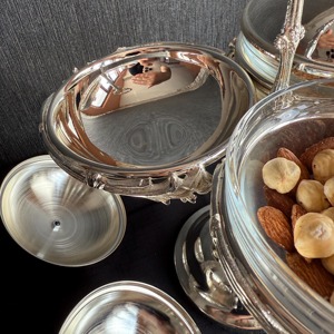 Elegante Porta Chocolates y Frutos Secos Plateado en Plata de Ley con Tres Compartimentos, Ideal para Eventos Festivos y Reuniones - Product Image 2