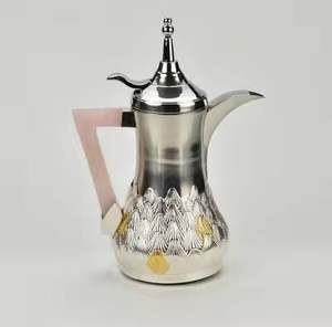 Théière en argent poli, partie inférieure côtelée, corps supérieur lisse, bec courbé, poignée foncée, couvercle décoratif, vaisselle de cuisine élégante - Product Image 6