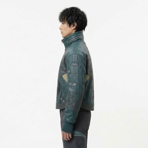 Chaqueta de Cuero Genuino para Hombre en Color Verde Azulado Oscuro, con Cuello Alto, Bordado Gráfico de Ojos y Parches, Estilo Motero - Product Image 4