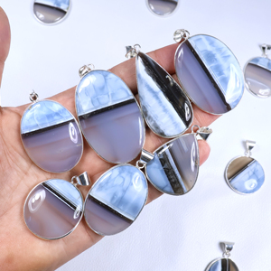 BISMILLAH GEMS Colgante de Calcedonia Azul Banda de Color Natural en Forma de Paz, Chapado en Plata de Ley, Estilo Bohemia, Moda Moderna - Product Image 1