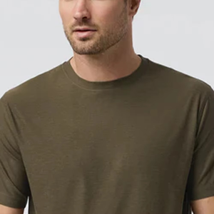 เสื้อยืดผู้ชายสีเขียวมะกอกพรีเมียม รุ่นเบสิค สำหรับผู้ชาย พร้อมโลโก้แบบกำหนดเอง ดีไซน์ทันสมัย สวมใส่สบาย สไตล์สตรีทลำลอง แขนสั้น เสื้อยืดที่ต้องมี - Product Image 5