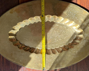 Plateau de service ovale décoratif en laiton vieilli avec centre cannelé et motif floral gravé, idéal pour la décoration intérieure - Product Image 6