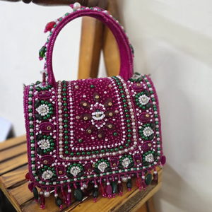 Sac à main de mariage artisanal en velours rose magenta - Pochette de mariée de luxe style Potli avec broderies de perles vertes et pierres - Product Image 1
