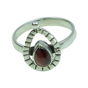 Bague en argent sterling 925 avec grenat naturel en forme de goutte, faite à la main, pour femme |   Fournisseur de bijoux personnalisés avec pierres de naissance pour femmes - Product Image 1