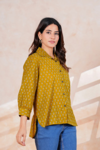 Camisa informal de manga larga color mostaza para mujer con cuello de solapa para uso en la oficina - Product Image 3