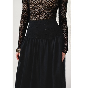 Blusas y tops de mujer ODM de manga larga, encaje negro, hombros descubiertos, camisas de alta costura para mujer - Product Image 2