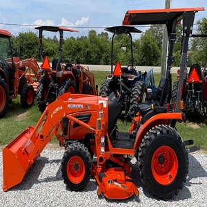 Tracteur Kubota subcompact avec pelle rétrocaveuse : performances optimales, équipement compact puissant pour l'agriculture, le terrassement et l'entretien des propriétés. - Product Image 5