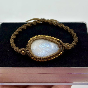 กำไลข้อมือหินมูนสโตนทำมือพร้อมขอบประดับลูกปัด หินธรรมชาติ ปรับขนาดได้ สไตล์โบโฮ ขายส่ง - Product Image 1