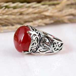 แหวนเงินแท้ 925 ประดับคาร์เนเลียนสีแดงทรงกรอบ งานแฮนด์เมดจาก SHYAM JEWELRS ดีไซน์ลายฉลุประณีต - สไตล์โบโฮและฮิปปี้สำหรับทุกเพศ เหมาะสำหรับงานแต่งงาน - Product Image 3