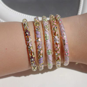 Ensemble de bracelets classiques en résine et métal pour femmes, style indien, design floral, bijoux fantaisie faits à la main, vente directe - Product Image 1