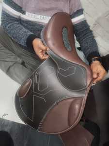 Silla de Montar Inglesa de Cuero Estilo Alemán con Árbol de Plástico para Caballo - Ansh International GR1 - Product Image 2