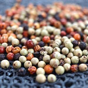 Pimienta Negra y Blanca de Alta Calidad, Proveedor de Fábrica a Mejor Precio, Pimienta Cruda Seca de Alta Calidad, Procesamiento Económico - Product Image 3