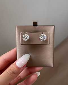 Boucles d'oreilles clous solitaires minimalistes en or massif 14 carats avec diamant de laboratoire rond de 5 carats, serti 6 griffes, pour usage quotidien ou mariage, par le fabricant - Product Image 1