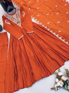 ชุดเดรสแบบดั้งเดิม Anarkali พร้อมปักลายที่คอและผ้าคลุมไหล่สำหรับผู้หญิง มีจำหน่ายจาก Samp Corporation - Product Image 4