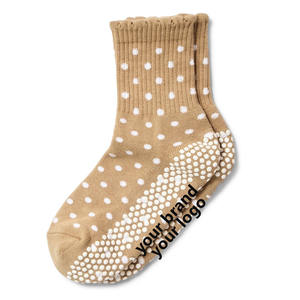 Chaussettes en coton antidérapantes à volants pour femmes, personnalisées pour le Pilates, motif jacquard à pois caramel - Product Image 1