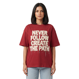 Camiseta de mujer con hombros caídos, bordado desgastado, cuello redondo, letras bordadas, corte holgado, estilo oversize de verano - Product Image 1