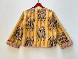 Blouson bomber matelassé réversible à imprimé tigre, éco-responsable, avec boutons vintage, manches courtes, prêt pour l'hiver - Product Image 5