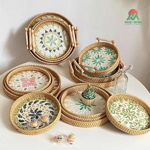 ถาดเสิร์ฟหวายทรงกลม ถาดโมเสกเปลือกหอยทอมือ ถาดหวายเคลือบเงาตกแต่ง ถาดเก็บอาหารหวายเปลือกหอย - Product Image 3