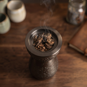 Brûle-encens en métal foncé avec un motif floral en relief, un couvercle en bois et une petite poignée dorée pour l'aromathérapie et la décoration - Product Image 4