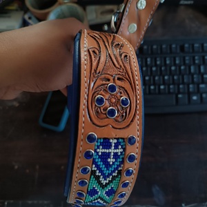 Collier pour chien en cuir durable avec rivets et perles, fermeture à boucle, design bleu et marron, utilisable toute l'année - Product Image 3