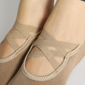 Chaussettes de yoga antidérapantes à double sangle croisée pour femmes, chaussettes à cinq doigts pour l'été, pour les sports et la danse en intérieur - Product Image 4
