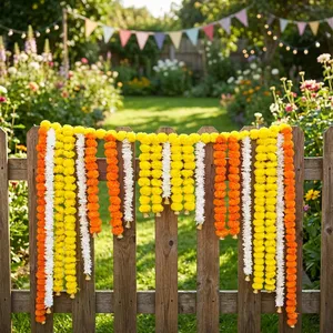 Guirlande traditionnelle de fleurs de souci jaunes, oranges et blanches avec clochettes dorées pour la décoration de porte, idéale pour les mariages, les festivals et l'entrée de la maison. - Product Image 5