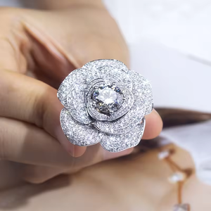 Bague de luxe en forme de fleur avec diamants de laboratoire blancs DEF VVS sur les côtés, or massif 18 carats, certifiée IGI - Product Image 1