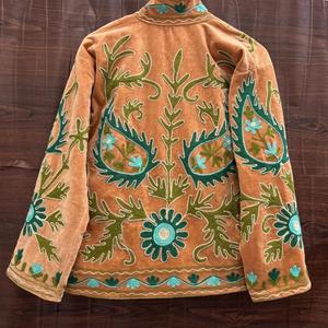 Chaqueta de terciopelo bordada a mano para mujer, estilo bohemio étnico, abrigo de invierno con diseño floral. - Product Image 6