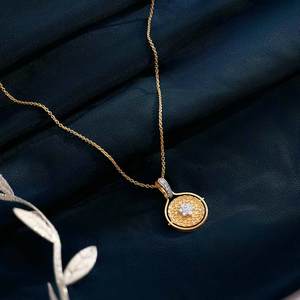 สร้อยคอจี้เพชรรูปดอกไม้ทรงเหรียญทองพร้อมลายฉลุตรงกลาง - Product Image 4
