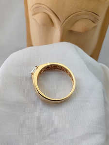 Anillo de Oro Amarillo con Diamante Corte Princesa y Piedras Laterales, Elegante Anillo de Compromiso y Boda para Mujer, Idea de Regalo de Joyería Fina - Product Image 2