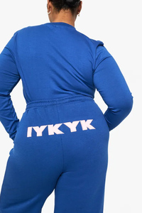 กางเกงจ็อกเกอร์ผู้หญิงสีน้ำเงินแบบขายส่งสั่งทำพิเศษ รุ่น IYKYK ทรงตรง ผ้าฟลีซ ป้องกันไฟฟ้าสถิต ใส่สบายในฤดูหนาว - Product Image 4