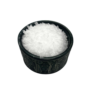 Cristales de sal marina natural gruesa de grado alimenticio, condimento culinario en contenedor decorativo con tapa para uso en la cocina. - Product Image 4