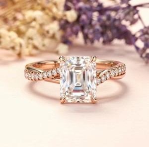 Anillo de Compromiso Clásico con Moissanita Corte Esmeralda en Plata de Ley 925 con Baño de Oro de 18K para Mujer - Product Image 5