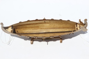 Modèle de voilier en bois fait main VIKING, objet de collection, décoration artistique, sur pied, forme personnalisée, thème océan, présentoir de table - Product Image 5