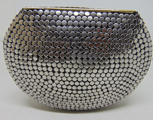 Sac à main de style rétro vintage, pochette à bandoulière en métal doré avec feuille décorative, doublure en PU, sac de soirée pour mariages et fêtes, fermoir à rabat en laiton - Product Image 3