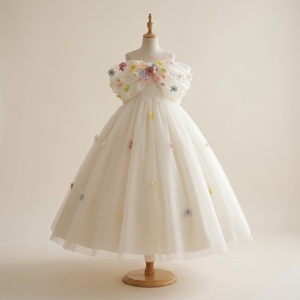 Vestido de niña de las flores Whisper Ivory de satén liso, estilo vestido de gala, largo hasta la rodilla, con manga abullonada, lazo de tul extragrande y purpurina pastel 3D hecha a mano - Product Image 1