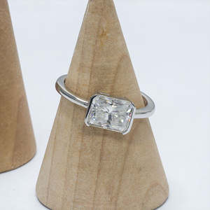 Anillo de compromiso de moda estilo East West con moissanita de corte radiante de 3 CT, engaste de media bisel, plata de ley 925, regalo de aniversario - Product Image 6