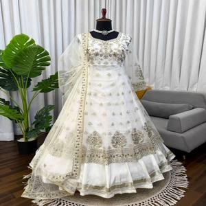 VASTRA COTTAGE Vestido de Diseñador Suave con Lentejuelas Bordadas, Lehenga de Satén con Encaje, Traje Festivo para Boda y Fiesta con Dupatta de Red - Product Image 1