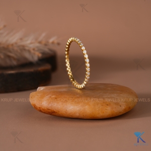 Bague d'éternité entièrement sertie de diamants ronds dans un or jaune massif 14 carats, empilable, minimaliste, pour femme, pour mariage ou anniversaire. - Product Image 3