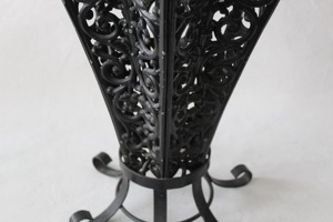 Porte-parapluie élégant noir en forme de parapluie, idéal pour les cafés, les hôtels, les chambres à domicile, organisateur décoratif et idéal pour offrir en cadeau, provenant d'Inde. - Product Image 5
