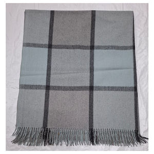 Manta de lana suave premium con diseño de cuadros a cuadros y color huevo de pato para un confort cálido y acogedor en invierno - Product Image 2