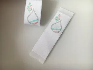 Étiquette tissée imprimée rectangulaire en coton, lavable, découpée au laser, avec pli d'extrémité et conception de couture pour vêtements et chaussures - Product Image 1