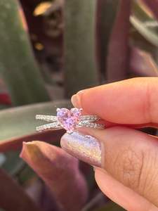 Elegante Anillo de Compromiso de Diamantes para Novia con Diseño Clásico de Corte Redondo Escalonado a Buen Precio - Product Image 6