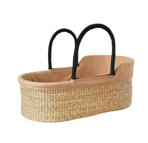 Cesta de cambio hecha a mano de hierba marina y mimbre con asas negras resistentes para el cuidado del bebé, apta para mesas. - Product Image 1